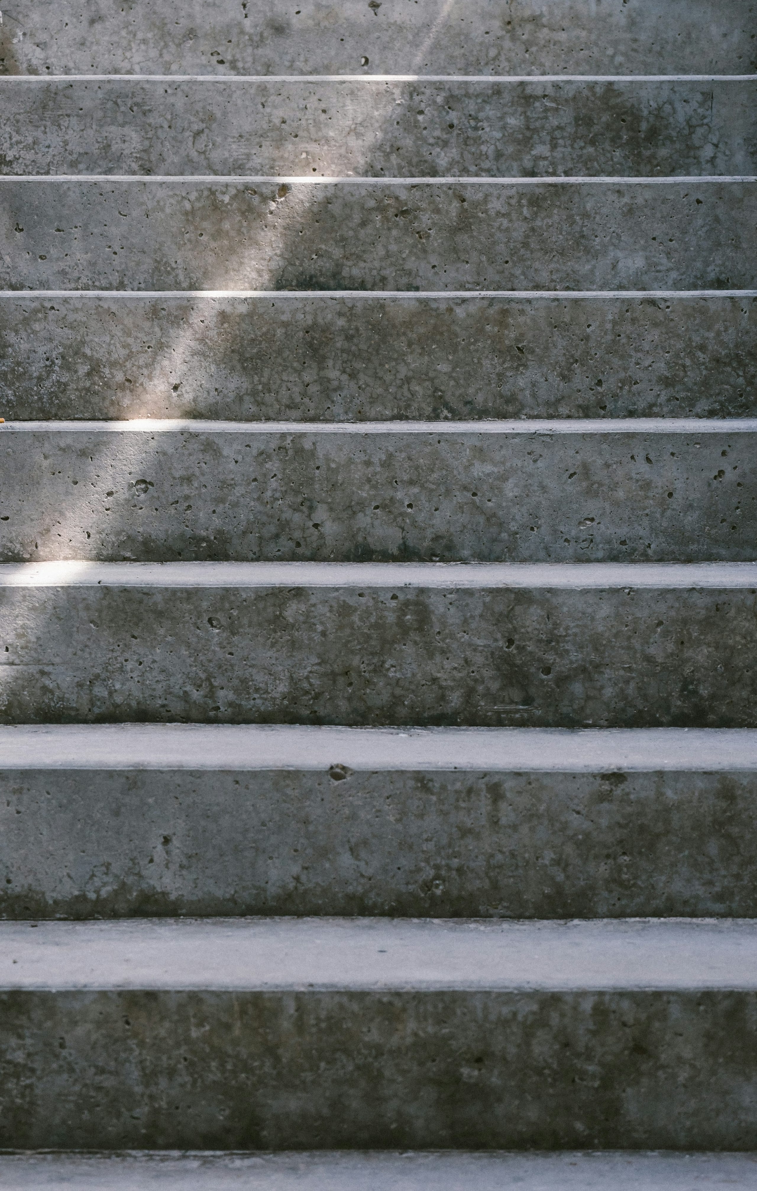 Betontreppe mit einfallendem Tageslicht