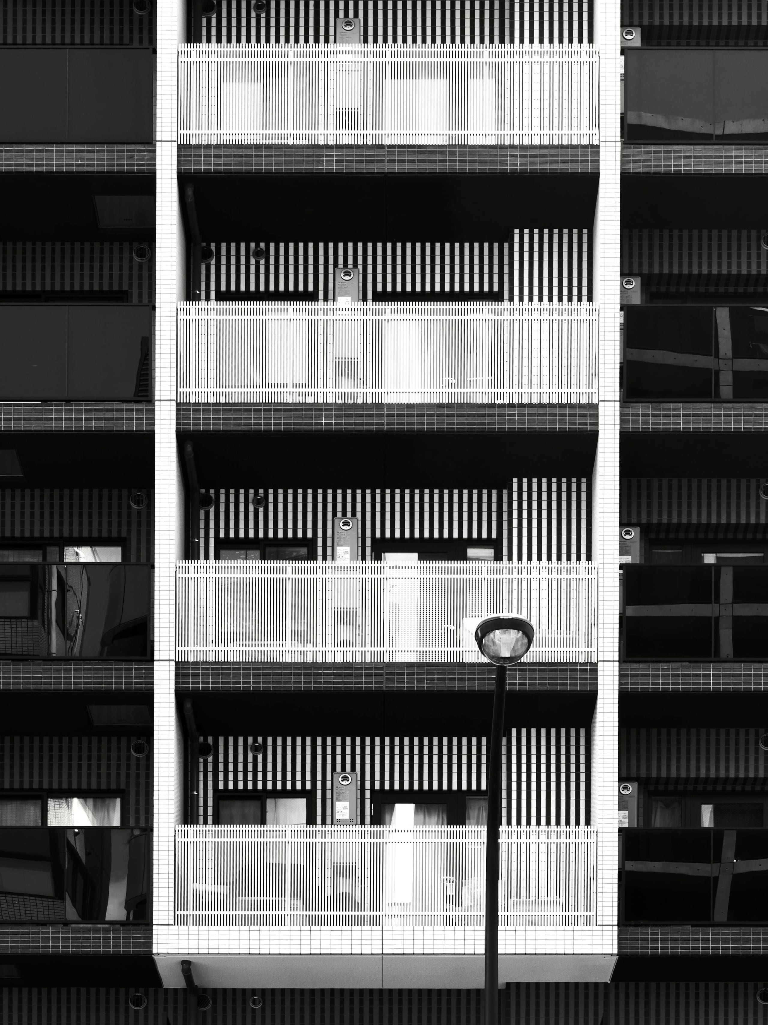 Wohnfassade mit übereinanderliegenden Balkonschichten