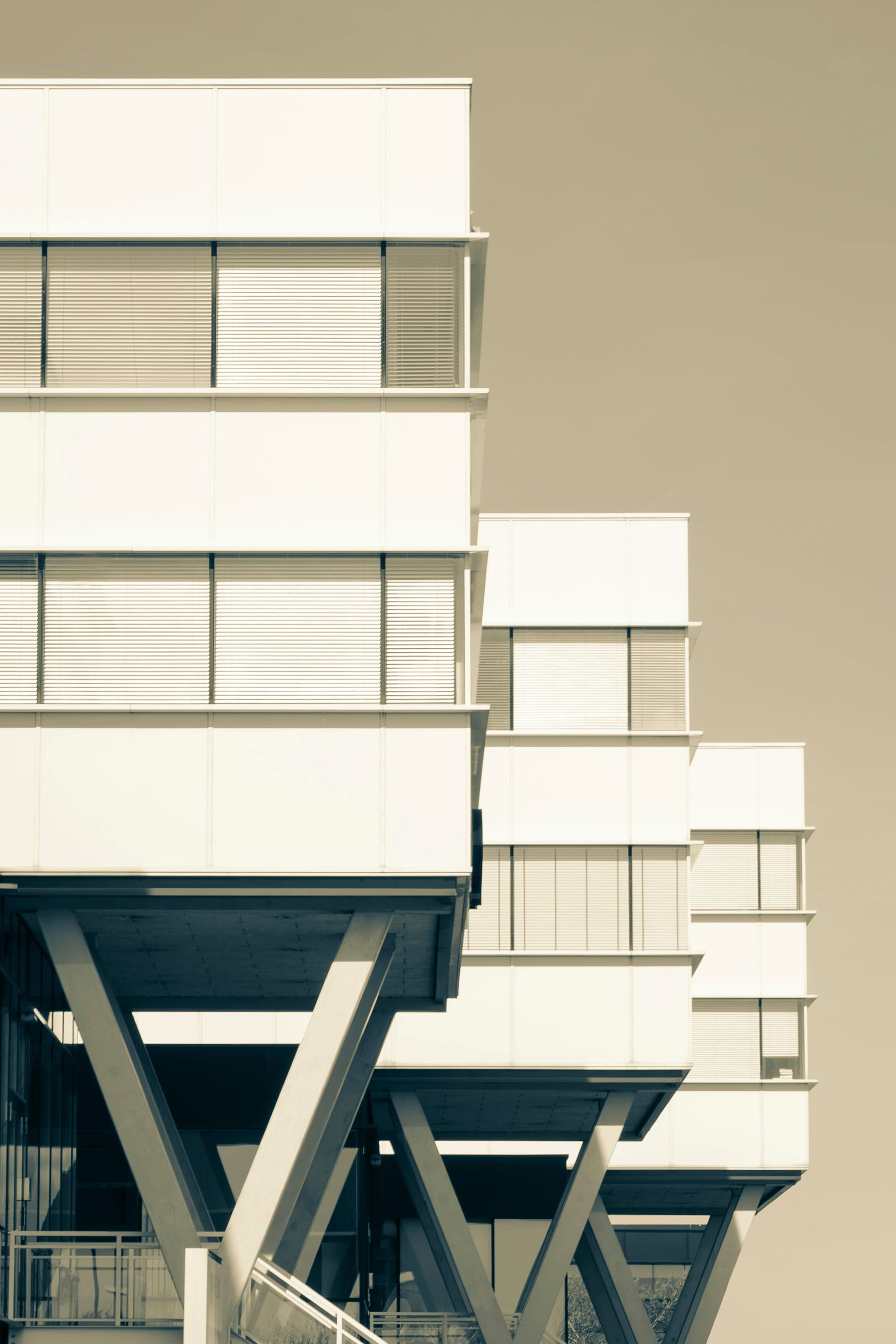 Kubisch gestaffelte helle Fassade eines Geschäftshauses