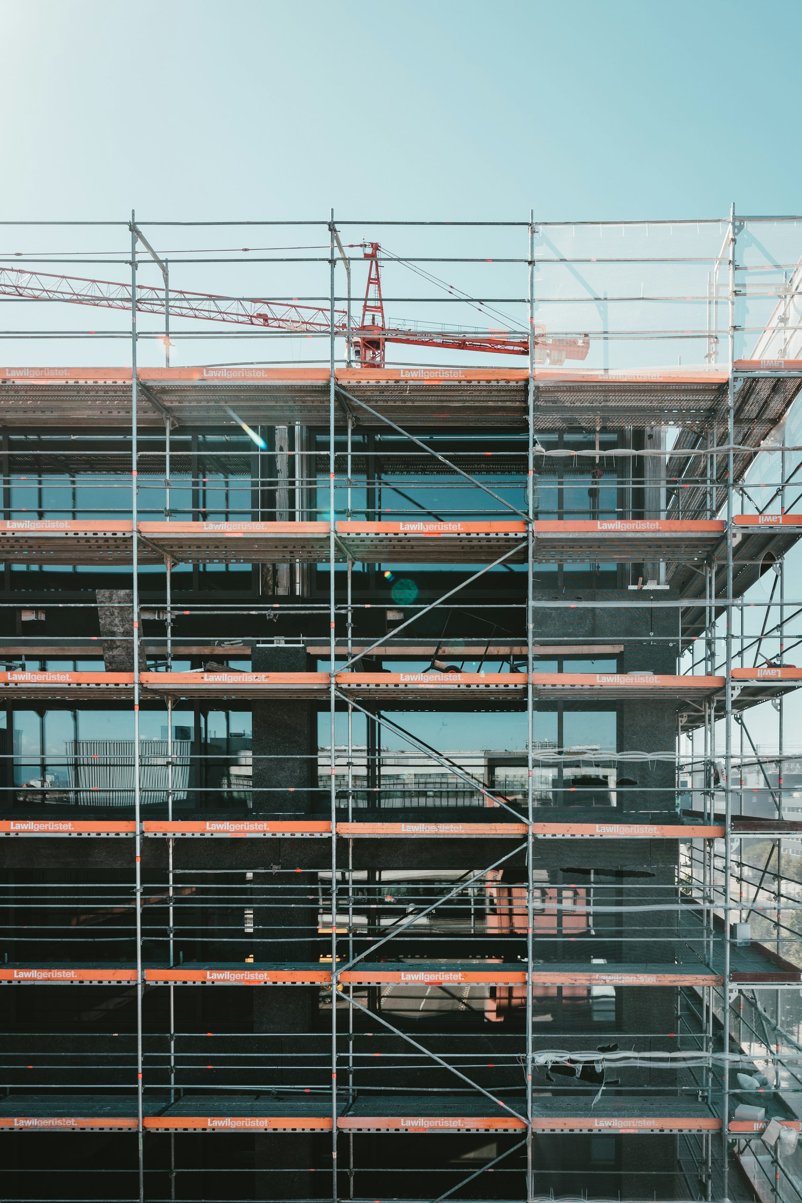 Baugerüst vor einer Fassade in Zürich-West