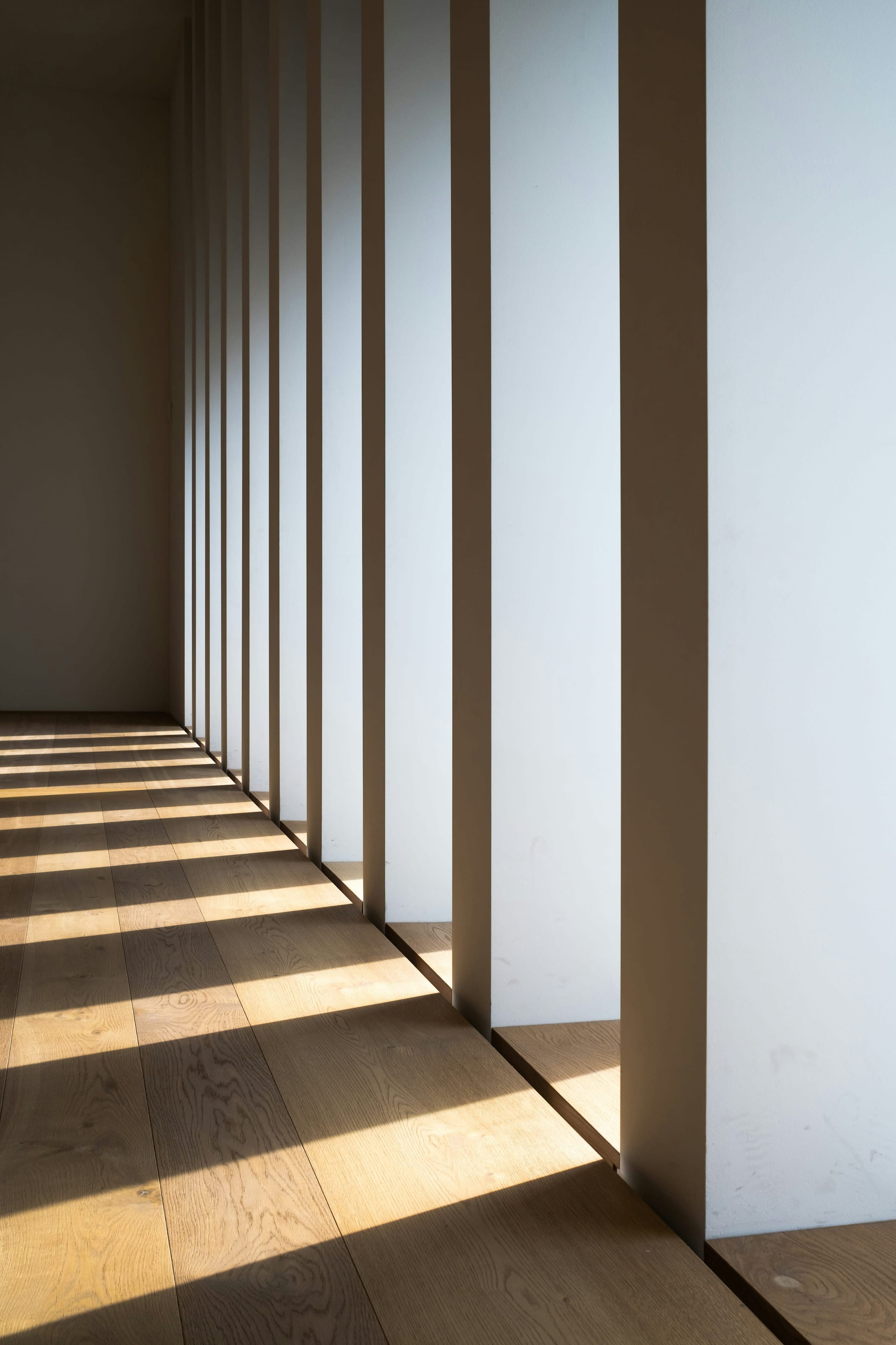 Gang mit Holzboden und einfallendem Tageslicht