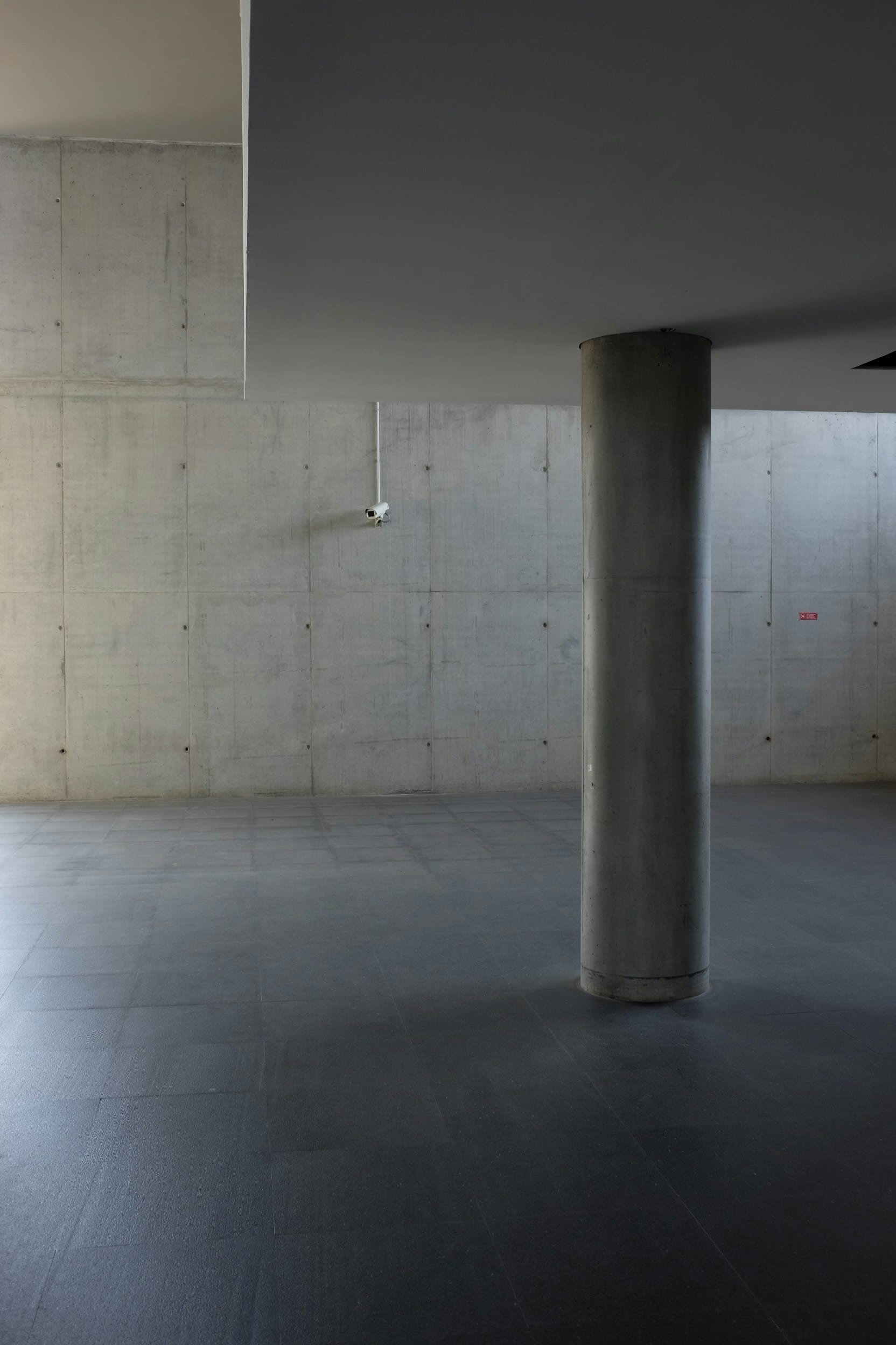 Rohbau mit Betonstützen und Decke