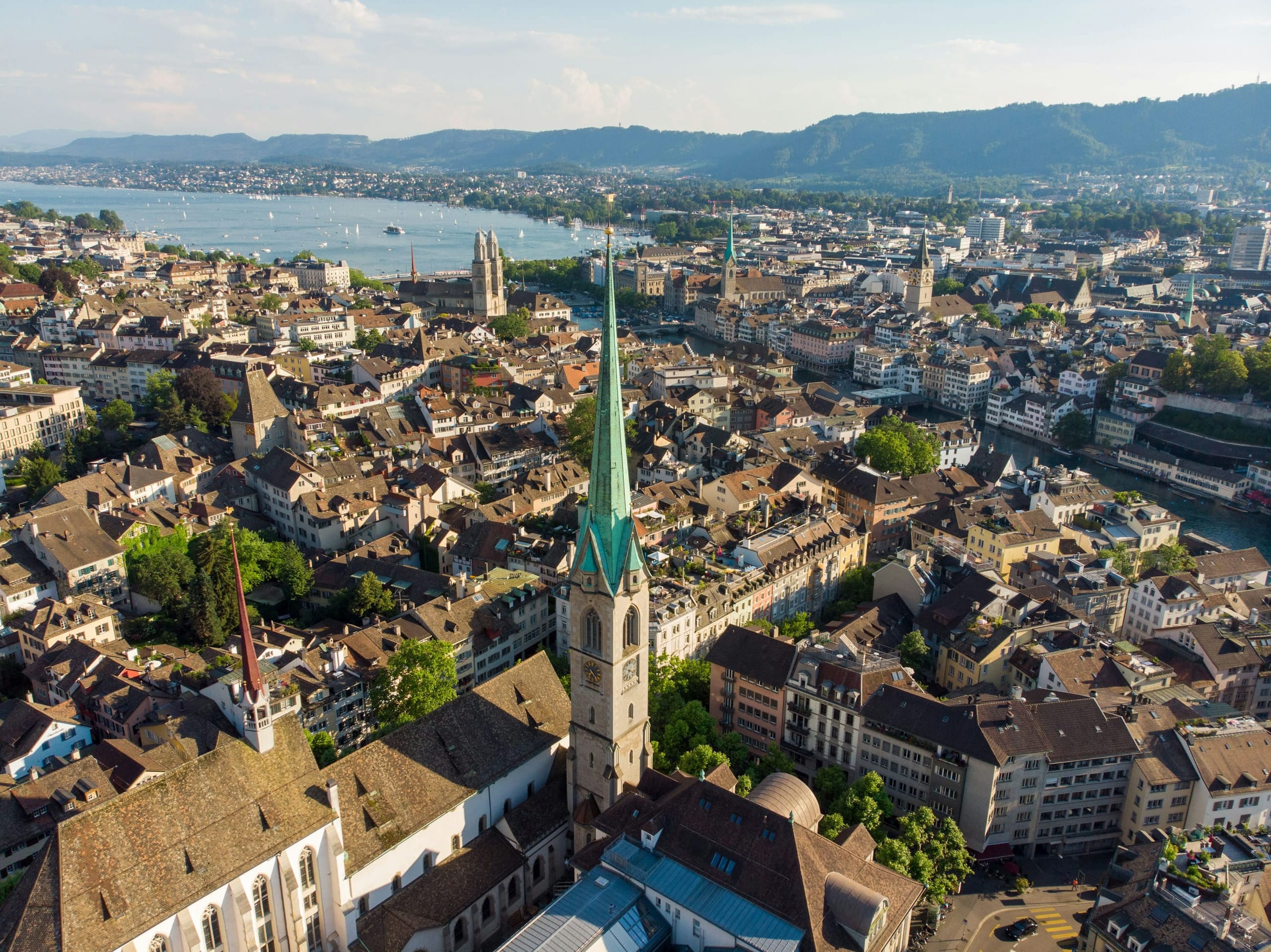 Luftaufnahme von Zürich mit See und Altstadt